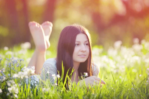 Mädchen liegt auf einer Wiese — Stockfoto