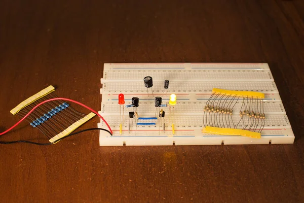 Oscillator circuit op prototyping board (breadboard) — Stockfoto