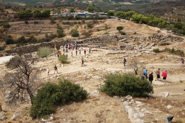 Mycenae, Yunanistan, Eylül, 7, 2016. Turistler aslan Mycenae kapı Kalesi ile yürümek. Daha fazla 3000 yıl önce inşa edilmiş.