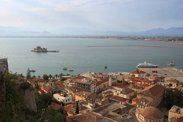 Vista de la parte antigua de la ciudad de Nafplio desde el castillo de Palamidi, Grecia — Foto de Stock