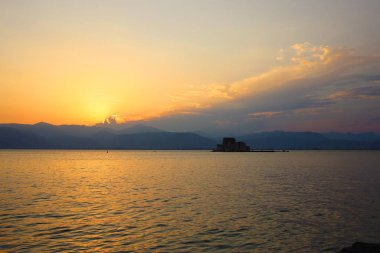 Günbatımı üzerinde Bourtzi kale Nafplio, Yunanistan.