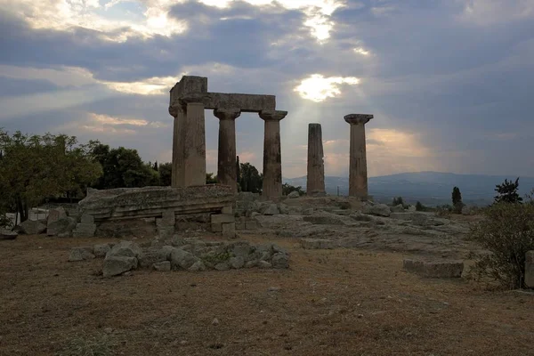 Corinth, Yunanistan Apollo Tapınağı kalıntıları — Stok fotoğraf