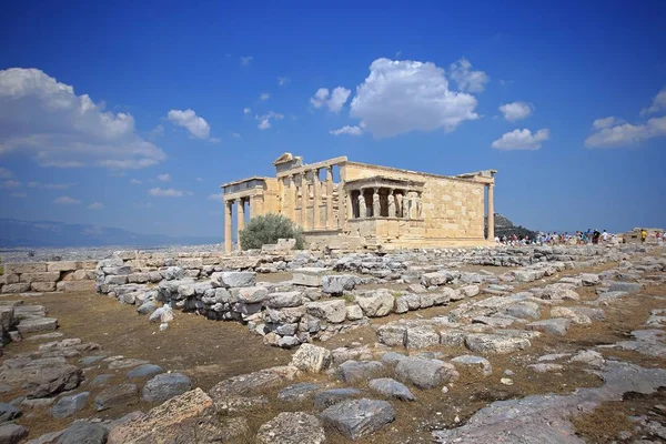 Atenas, Grecia, 30 de agosto de 2016. Los turistas miran Erechtheion en Atenas Acrópolis, Grecia. Es un edificio del patrimonio mundial de la UNESCO . — Foto de Stock