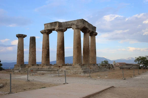 ギリシャ、コリントスのアポロ神殿跡 — ストック写真