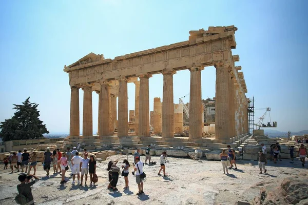 Athènes, Grèce, le 30 août 2016. Les touristes regardent le Parthénon à Athènes Acropole, Grèce. C'est un bâtiment du patrimoine mondial de l'UNESCO . — Photo