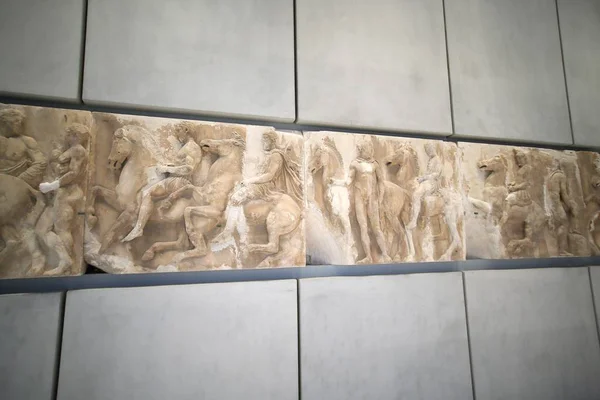 Bas-reliëfs in museum van Acropolis, Athens, Griekenland — Stockfoto