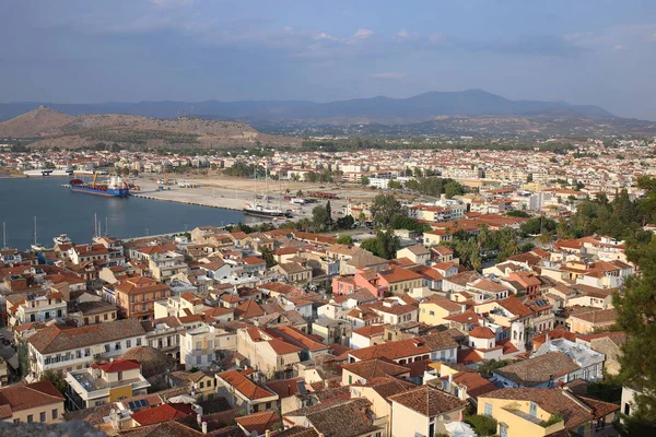 Vista de la parte antigua de la ciudad de Nafplio desde el castillo de Palamidi, Grecia — Foto de Stock
