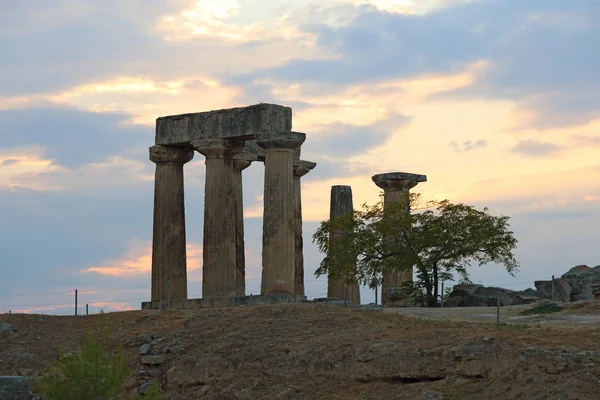 Ruinas del templo de Apolo en Corinto, Grecia — Foto de Stock