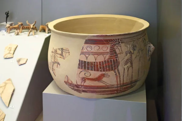 Athena, Yunani, September, 03, 2016. Tembikar Mykenai di museum arkeologi, Athena, Yunani. Benda seni ini digali oleh Schliemann di Mycenae . — Stok Foto
