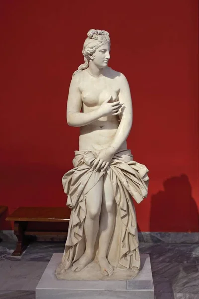 Atene, Grecia, 03 settembre 2016. Esposizioni greche nel museo di archeologia, Atene, Grecia. Questa statua di Afrodite è stata creata circa 2500 anni fa . — Foto Stock