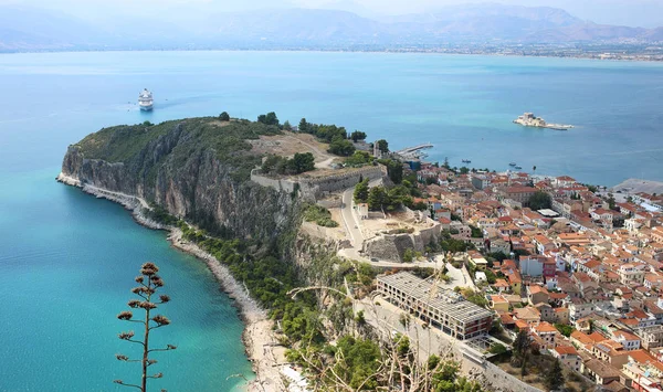 Vista de la parte antigua de la ciudad de Nafplio desde el castillo de Palamidi — Foto de Stock