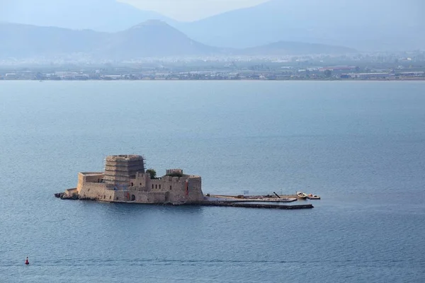 Antigua fortaleza veneciana y antigua prisión, Bourtzi, en la bahía de Argolis, Nafplio, Grecia — Foto de Stock