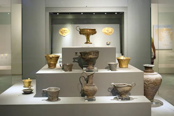 Oro micénico en museo de arqueología, Atenas, Grecia. Estos tesoros fueron excavados por Schliemann en Micenas . — Foto de Stock