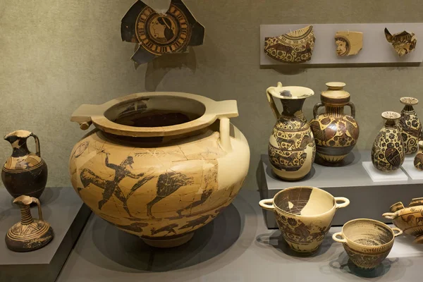 Древний Коринф, Греция, 2 сентября 2016 года. Керамические сосуды в музее. Эти суда были созданы более 2000 лет назад . — стоковое фото