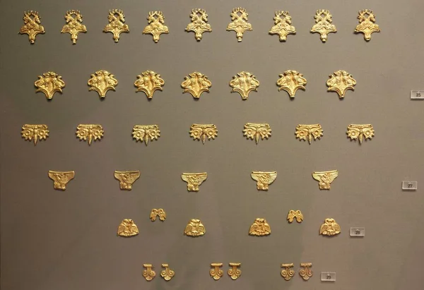Atenas, Grecia, 03 de septiembre de 2016. Oro micénico en museo de arqueología, Atenas, Grecia. Estos tesoros fueron excavados por Schliemann en Micenas . — Foto de Stock