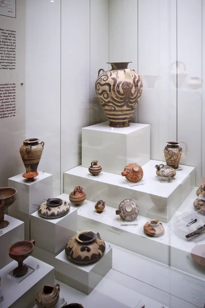 Mycenae, Grecia, 07 de septiembre de 2016. Cerámica en el museo de Micenas. Estos artefactos fueron creados hace unos 3500 años . — Foto de Stock