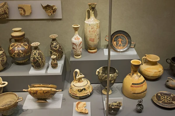 Vasijas de cerámica en el museo — Foto de Stock