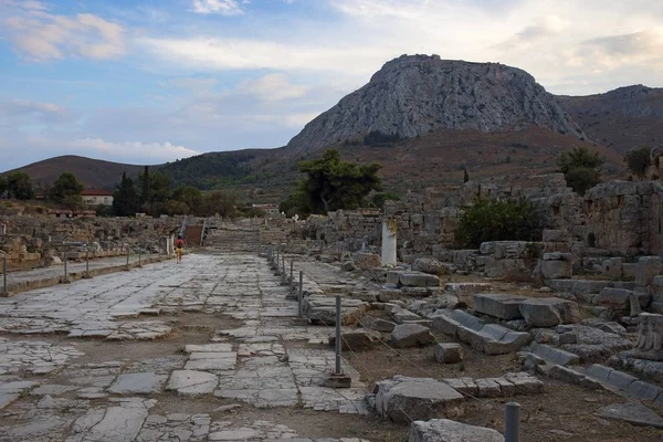 Ruinas de Lechaio carretera en la antigua Corinto, Grecia — Foto de Stock