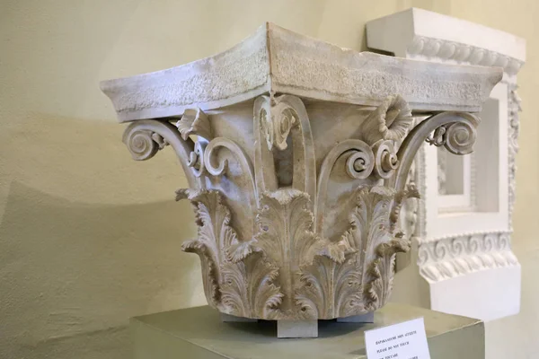 Kolumny korynckie kapitału w Muzeum Epidauros — Zdjęcie stockowe