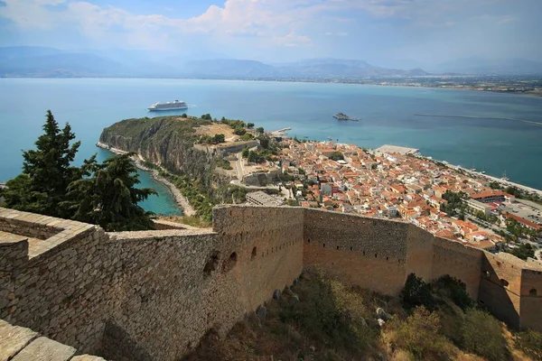 Vedere din partea veche a orașului Nafplio din castelul Palamidi — Fotografie, imagine de stoc