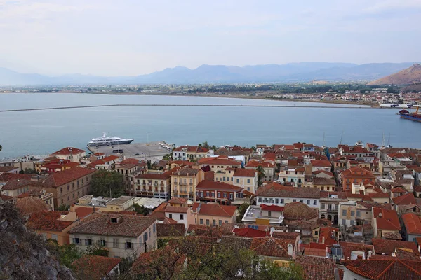 Vista de la parte antigua de la ciudad de Nafplio desde el castillo de Palamidi, Greec — Foto de Stock