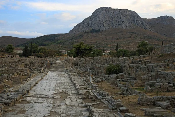 Rovine della strada del Lechaio nell'antica Corinto, Grecia — Foto Stock