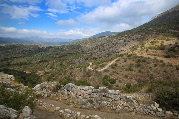 Paysage autour de Mycènes et ruines de l'ancienne ville — Photo