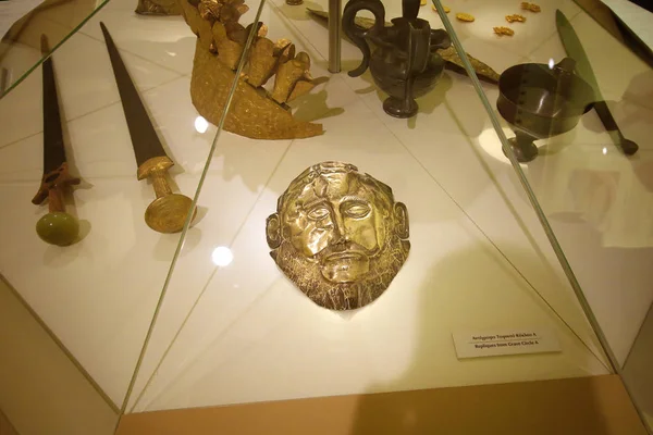 Copia de la máscara dorada de Agamenón en el museo de Micenas, Grecia — Foto de Stock