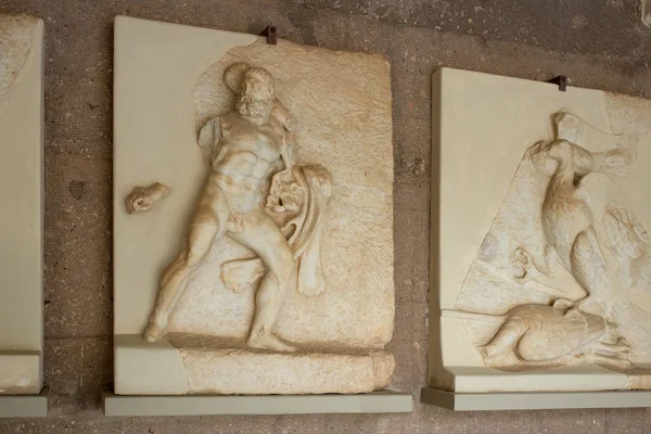 Ancient Corinth, Řecko, 02 září 2016. Basreliéf Hercules v muzeu. Reliéf byl vytvořen před více než 2000 lety. — Stock fotografie