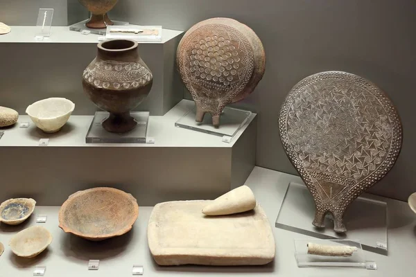 Atenas, Grecia, 03 de septiembre de 2016. Exposiciones cicládicas en el museo de arqueología, Atenas, Grecia. Estos objetos de arte fueron creados hace unos 5000 años . — Foto de Stock