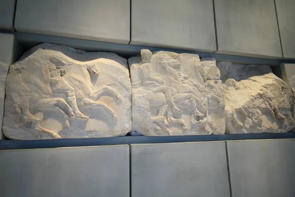 Ateny, Grecja, 11 września 2016 r. Płaskorzeźby w Muzeum Akropolu w Atenach. One zostały rozebrane z Pathenon i są oryginały. — Zdjęcie stockowe