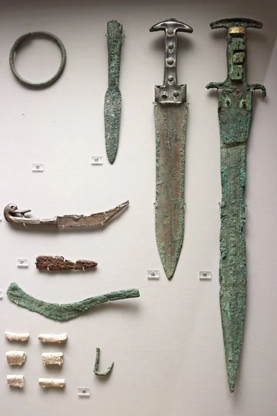 Atenas, Grecia, 03 de septiembre de 2016. Brazo micénico en museo de arqueología, Atenas, Grecia. Estas espadas fueron excavadas por Schliemann en Micenas . — Foto de Stock