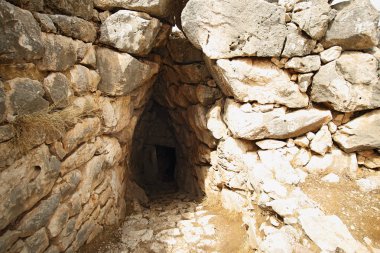 Mycenae Kalesi su sarnıcı girişine