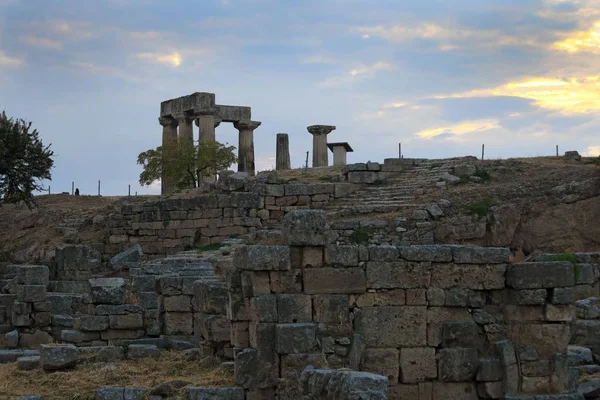 Ruínas do templo Apolo em Corinto, Grécia — Fotografia de Stock