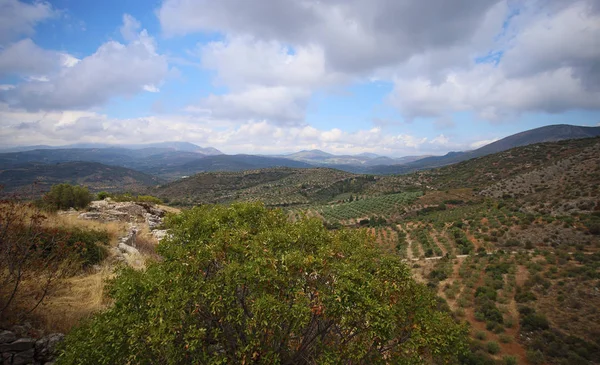Paysage autour de Mycènes et ruines de l'ancienne ville — Photo