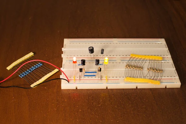 Circuito oscillatore su scheda prototipazione (tagliere) ) — Foto Stock