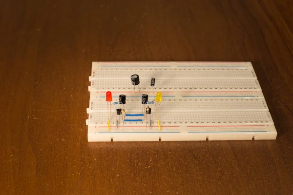 Oscillator circuit op prototyping board (breadboard) — Stockfoto