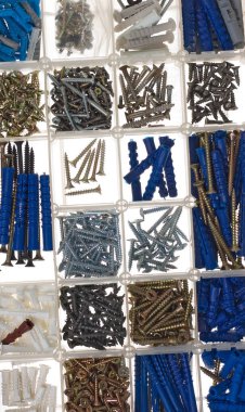 Vida ve dübel bir kutu içinde