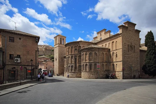 Tolède, Espagne, 10 mai 2017. Iglesia (église) Santiago del Arrabal près des portes de Bisagra, Tolède, Espagne. La ville historique de Tolède est inscrite au patrimoine mondial de l'UNESCO . — Photo