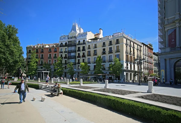 2017 年 5 月 7 日，西班牙马德里。东方广场在西班牙马德里的中心。在这个广场位于歌剧院和皇家宫殿. — 图库照片