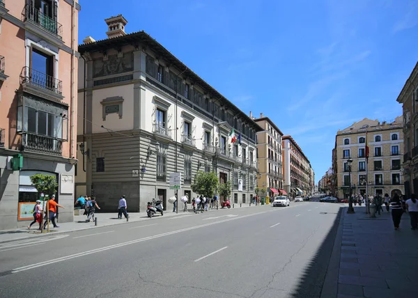 Madrid, İspanya, 7 Mayıs 2017. Calle Mayor Madrid, İspanya. Bu sokak Madrid turistler için en popüler olanıdır.