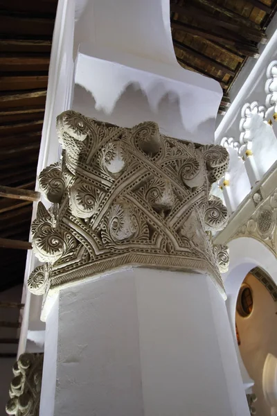 Toledo, España, 08 de mayo de 2017. Sinagoga de Santa Maria La Blanca talla en piedra, Toledo, España. Este es un ejemplo de la cultura judía en España — Foto de Stock
