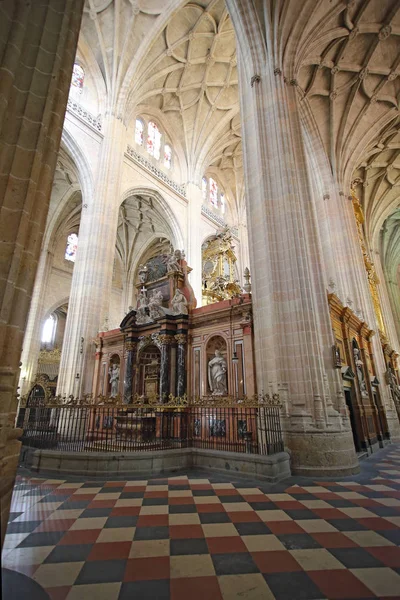 Segovia, España, 9 de mayo de 2017. Segovia, España. Interior de la catedral gótica. Esta catedral en un hermoso ejemplo de arquitectura gótica medieval . —  Fotos de Stock