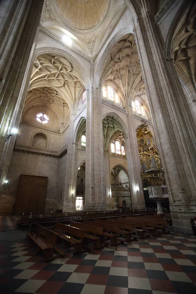 Segovia, İspanya, 9 Mayıs 2017. Segovia, İspanya. Gotik katedral iç. Bu katedralde Ortaçağ Gotik mimarisinin güzel bir örneği.