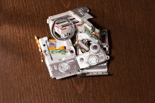 Разборные сломанные компактные цифровые камеры — стоковое фото