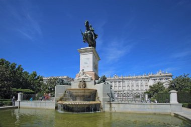 Madrid, açıklık, 7 Mayıs 2017. Bir güzel bahar günü, İspanya Madrid Kraliyet Sarayı. Kraliyet Sarayı, Plaza del Oriente Madrid'in ünlü yerlerinden biridir.