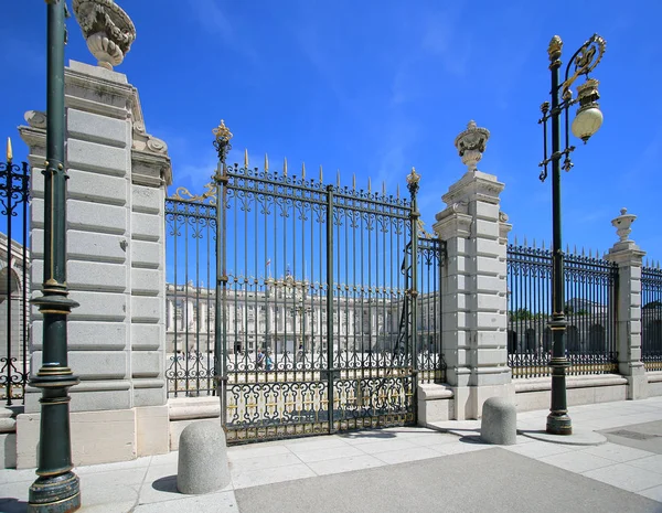 Portões do Palácio Real em Madrid em um belo dia de primavera, Espanha — Fotografia de Stock