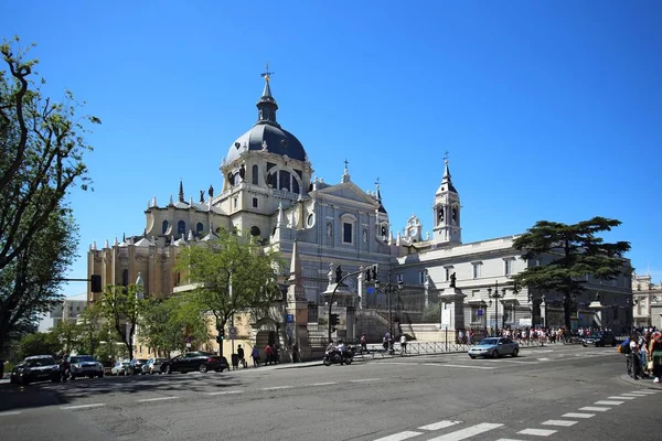 Madrid, Spain, May, 7, 2017. Cathedral Santa Maria la Real de la Almudena, Madrid, Spain. The cathedral is near the Royal Palace and is one of the most popular landmark of Madrid. — Stock Photo, Image