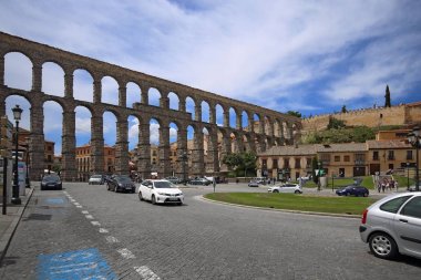 Segovia, İspanya, 9 Mayıs 2017. Segovia, bir bölgenin Roma su kemeri Roma su kemerlerinin yüksek de Segovia, Plaza del Azoguejo sembolüdür