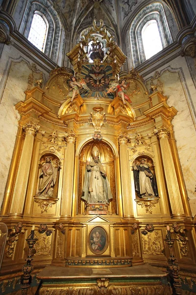 Segovia, Spanien, maj 9, 2017. Segovia, Spanien. Gotiska domkyrkan interiör. Denna katedral i ett vackert exempel på medeltida gotiska arkitektur. — Stockfoto